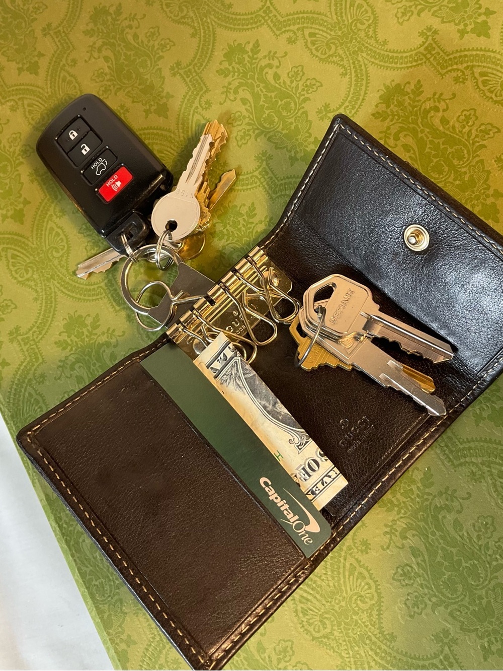 Beautiful Gucci Supreme Key Holder